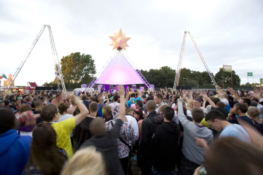 DJ set and crowd at Global Gathering 2009